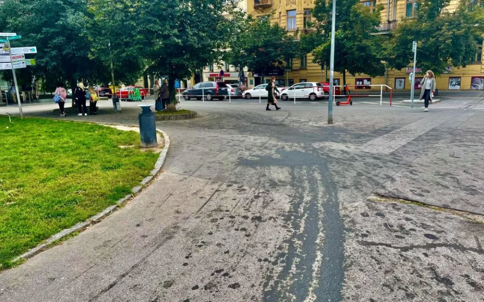 Na Jiřáku se objevila skvrna od oleje. Čištění stálo kolem 70 tisíc, říká starosta Ptáček
