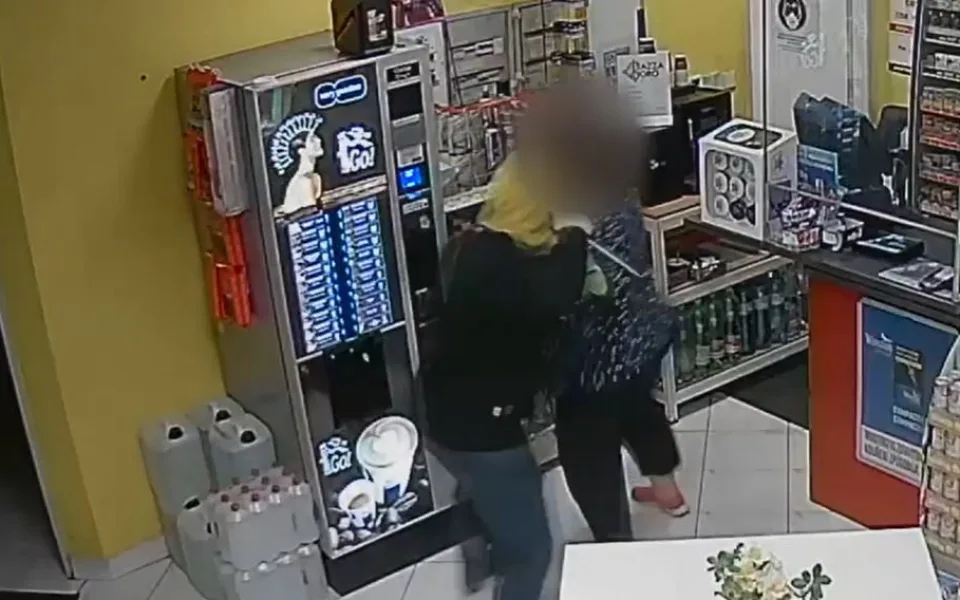 Fingovaná loupež v Praze. Na benzince neloupil muž s nožem, byla to přítelkyně prodavačky