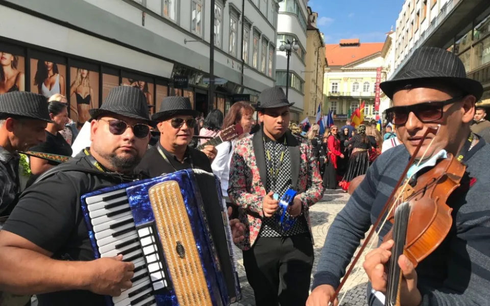 Světový romský festival oživil Prahu hlasitou hudbou a divokým tancem. V průvodu šly stovky lidí