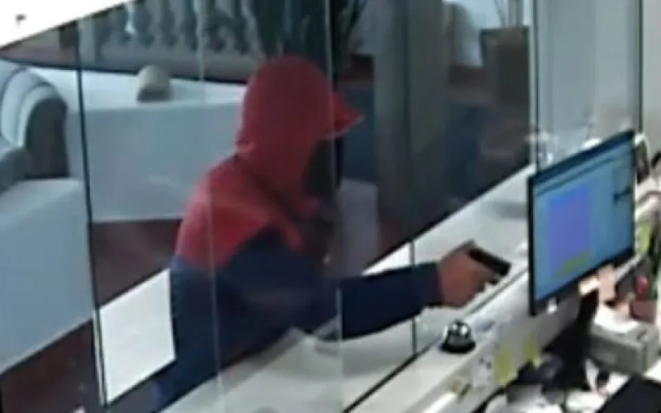 Muž namířil zbraň na recepční pražského hotelu, vzal peníze a utekl. Pátrá po něm policie