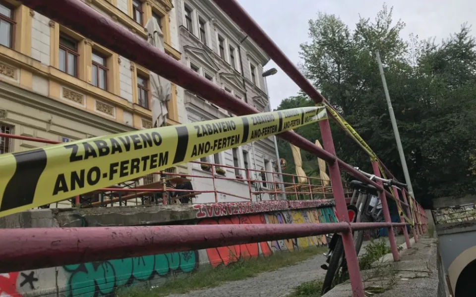 Zabaveno Ano-fertem! Zastávky, sochy nebo prostor před nádražím ohradila žlutá páska