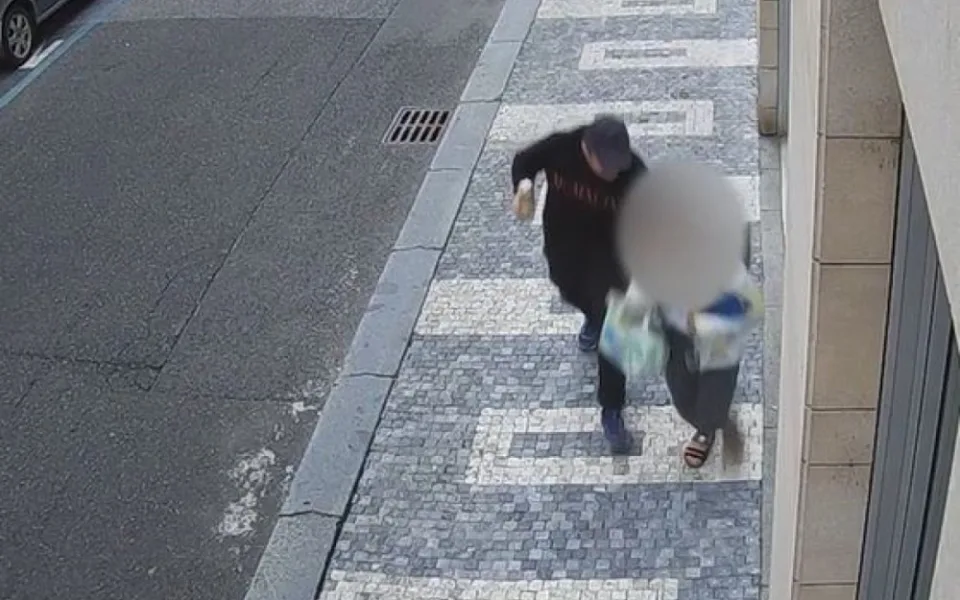 Muž osahával ženu na ulici, ta před ním utekla na recepci hotelu. Muže hledá policie