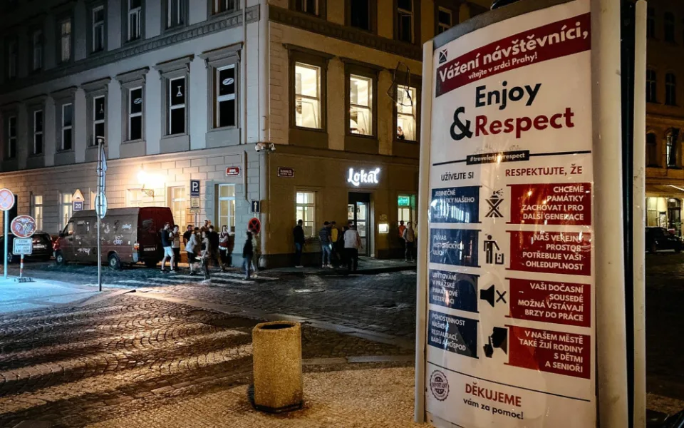 Respektujte soukromí a klid obyvatel, vyzývá kampaň Prahy 1