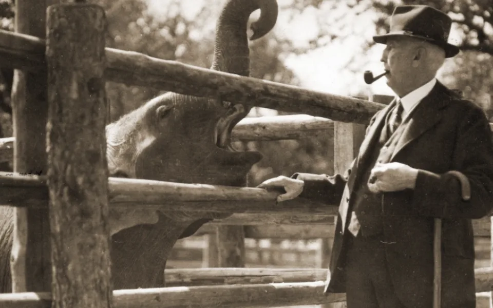 První ředitel pražské zoo Jiří Janda se slonem Babym