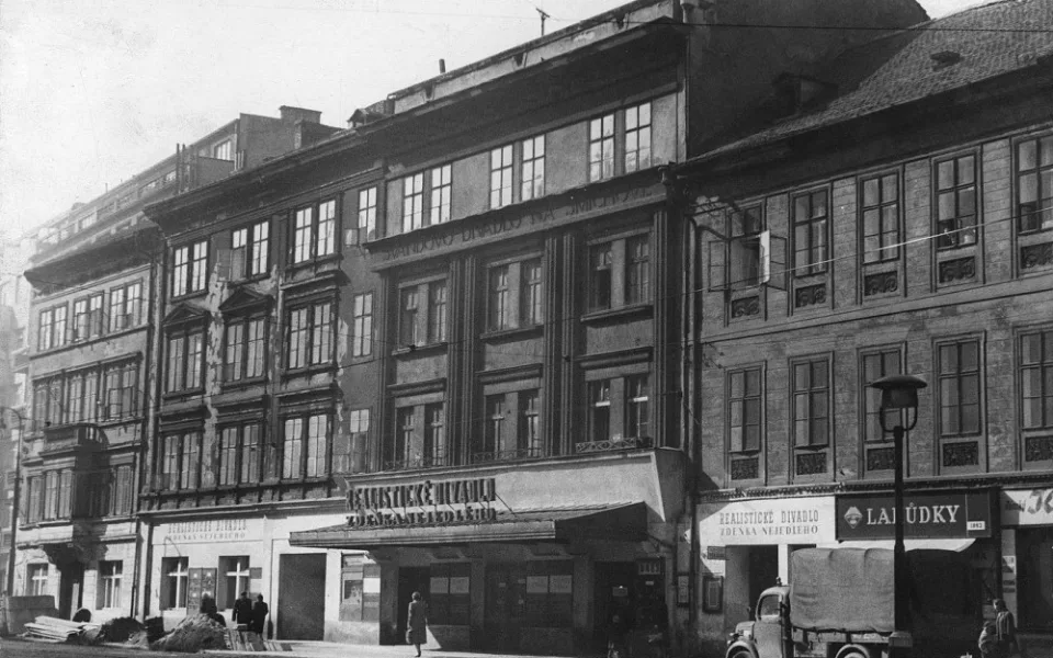 Švandovo divadlo dnes slaví 140. narozeniny. Scénu vlastnil i Vlasta Burian