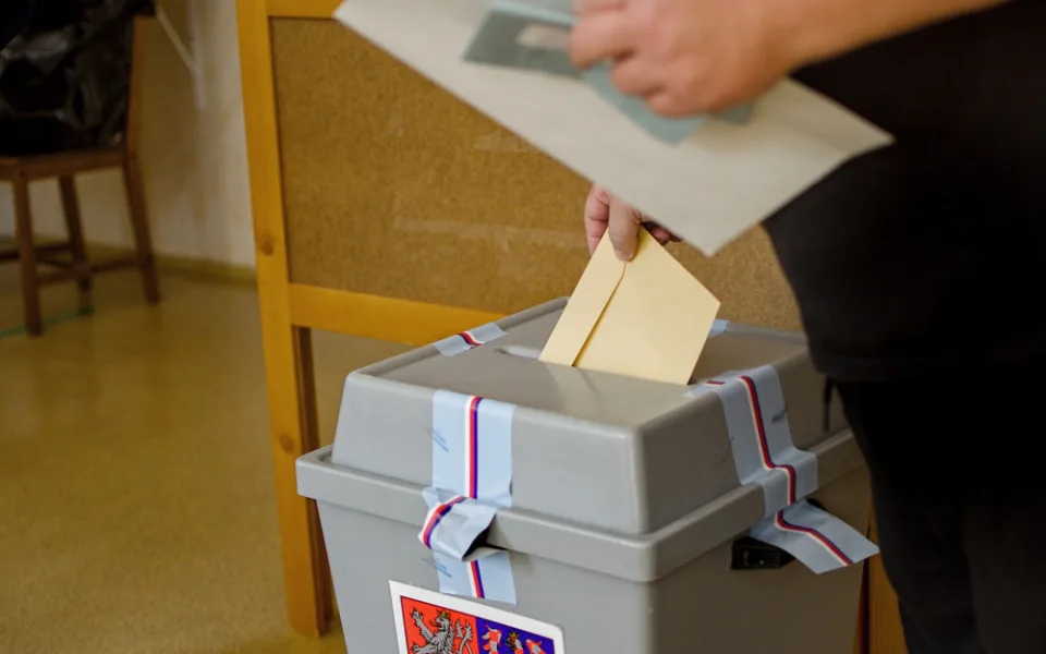 Voliči by nejpozději dnes měli dostat hlasovací lístky pro sněmovní volby