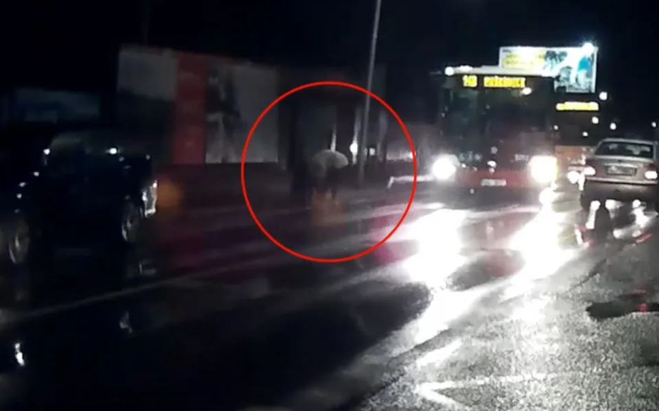 Řidič srazil na přechodu dítě, způsobil mu mnohačetná zranění a z místa ujel. Dítě čeká operace