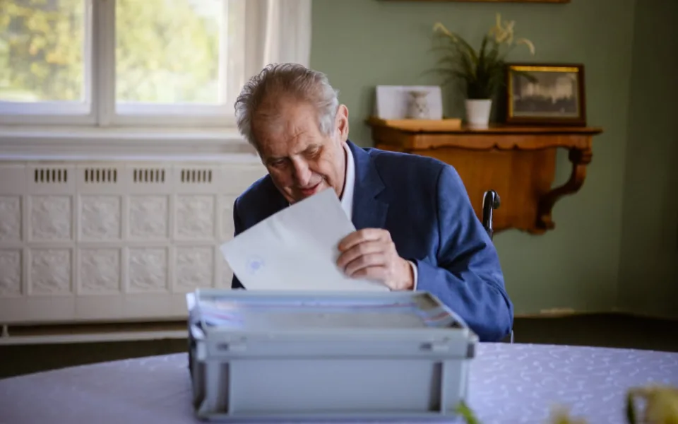 VOLBY 2021: Prezident Zeman odvolil na zámku v Lánech. Svůj hlas vhodili Hřib i Okamura