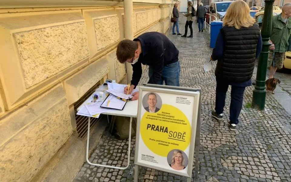 Podpisové stánky před volebními místnostmi v Praze vyvolávají emoce