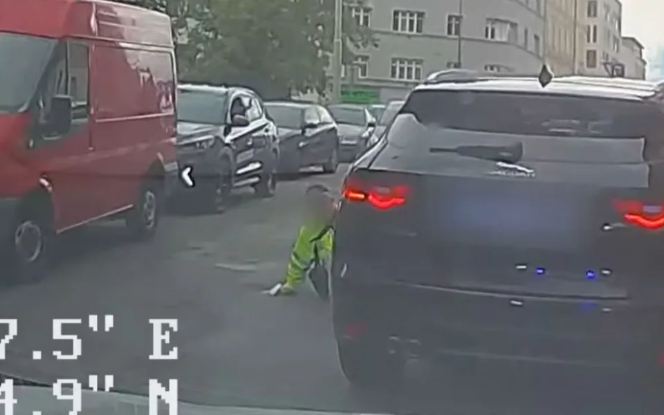 Řidič srazil strážníka. „Vstávej, ty simulante!“ křičel na něj z okýnka