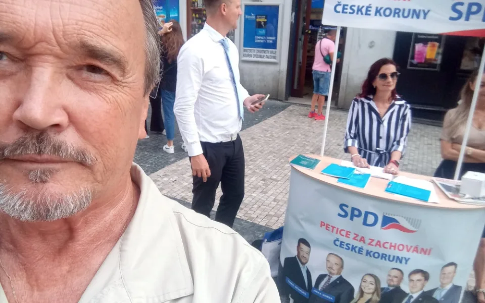 Jiří Kobza a petiční stánek SPD