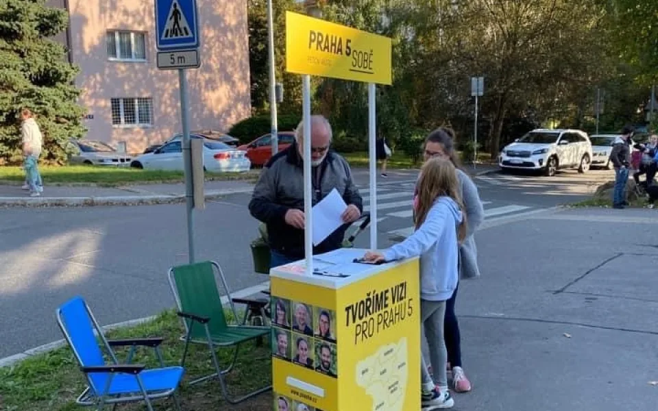 Rada města musí kvůli podpisovým stánkům Praha sobě připravit návrh změny zákona o volbách