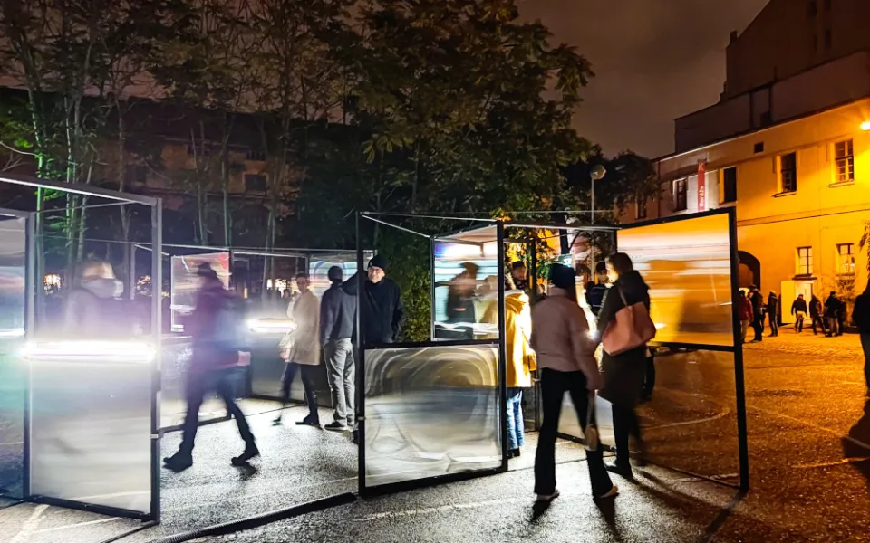 Živé stromy i socha z ledu. V Praze probíhá Signal Festival