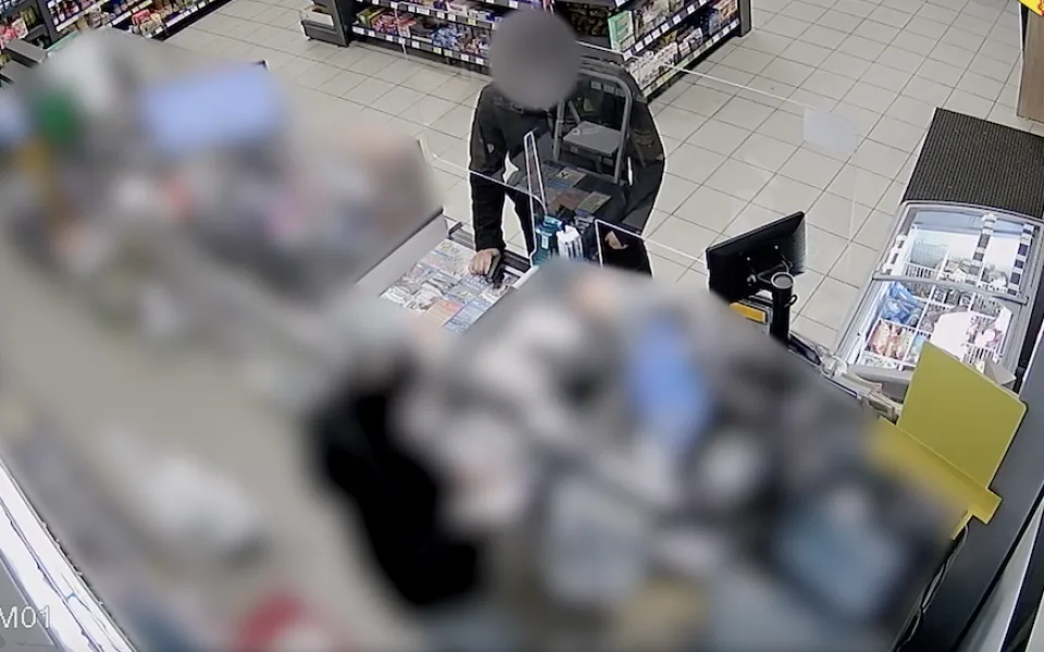 Muž se zbraní přepadl v Praze obchod. Policisté ho zadrželi krátce po činu