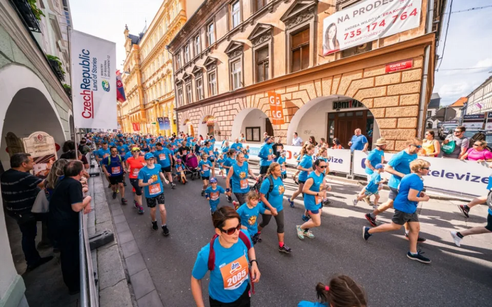 Sportujte s těmi nejbližšími. Zažijte dm rodinný běh v Českých Budějovicích
