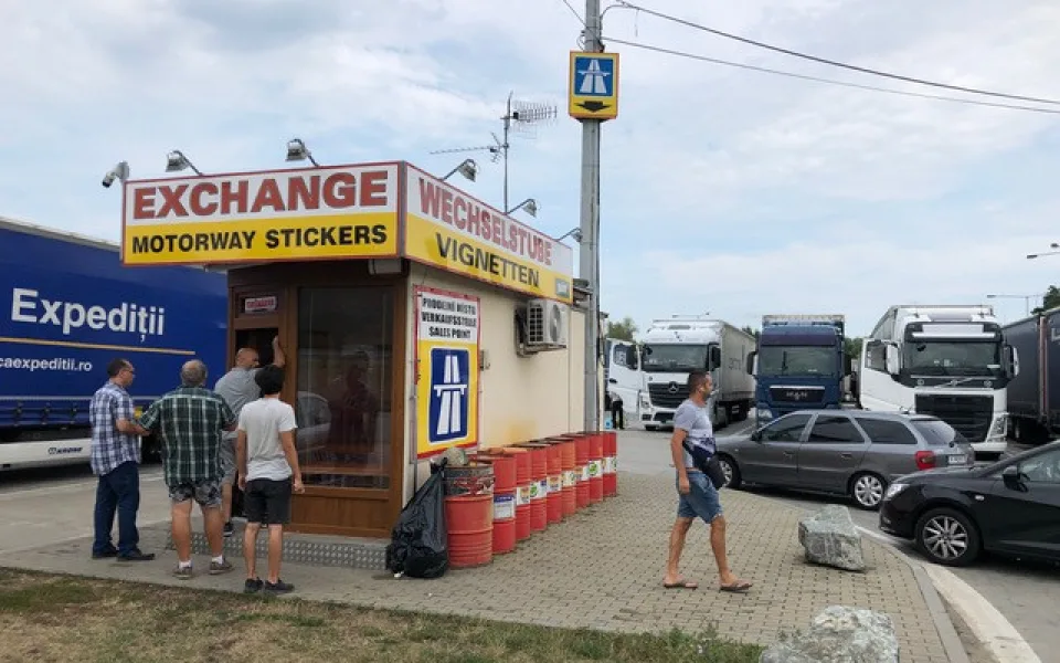 Prodej dálničních známek na hraničním přechodu využívá neznalosti cizinců. Nejsme žádní podvodníci, brání se společnost