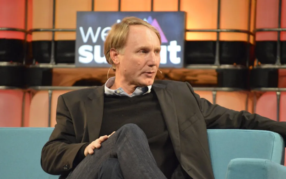 Spisovatel Dan Brown je v Praze. Dnes bude předčítat ze svého díla