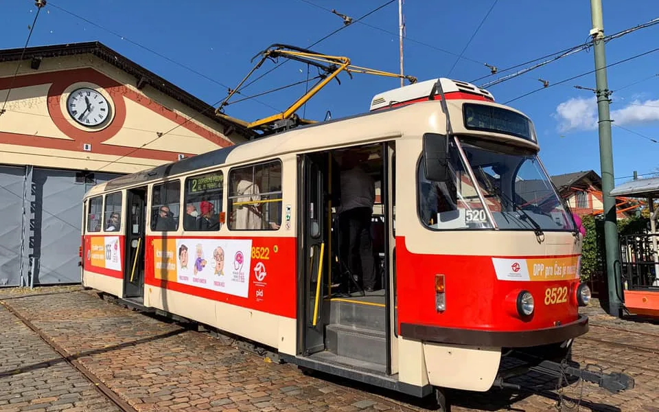 Do pražských ulic vyjela tramvaj šířící osvětu o mozkové mrtvici