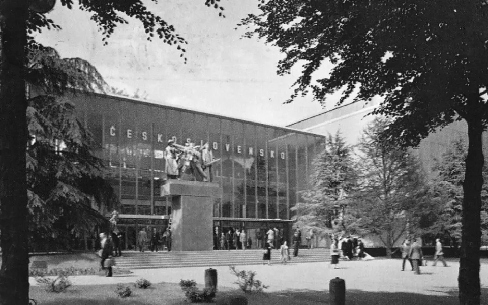 Před třiceti lety shořel Bruselský pavilon v Praze. Požár tehdy způsobil škodu téměř devadesát milionů