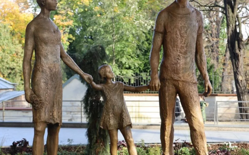 Sousoší Rodina před lety ustoupilo budování obchoďáku, dnes se vrátilo zpátky na místo
