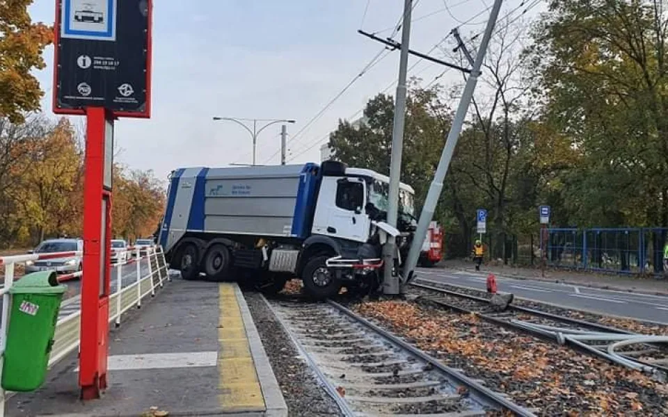 Nehoda popelářského auta zastavila v Podolí provoz tramvají