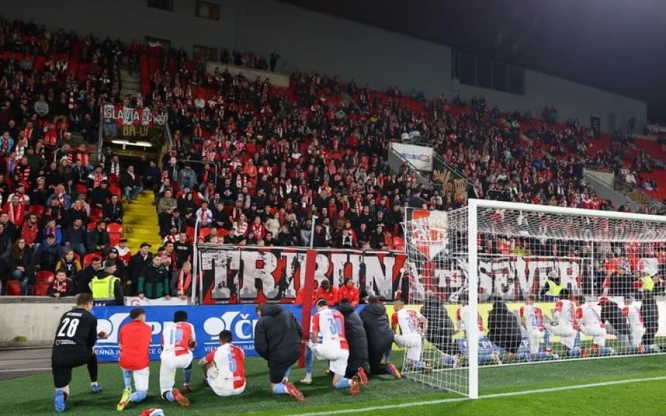 Slavia porazila v ligové dohrávce Olomouc, Sparta vyhrála pohárový zápas v Teplicích