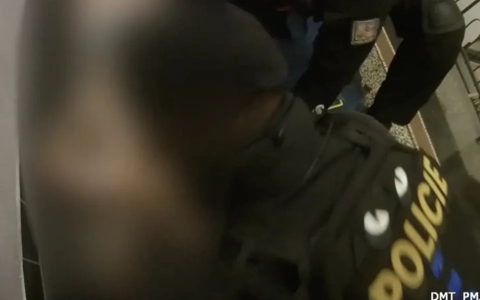 Třináctiletý chlapec se nadýchal zplodin z karmy. První pomoc mu poskytli policisté