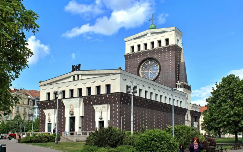 Kostel Nejsvětějšího srdce Páně na náměstí Jiřího z Poděbrad v Praze-Vinohradech