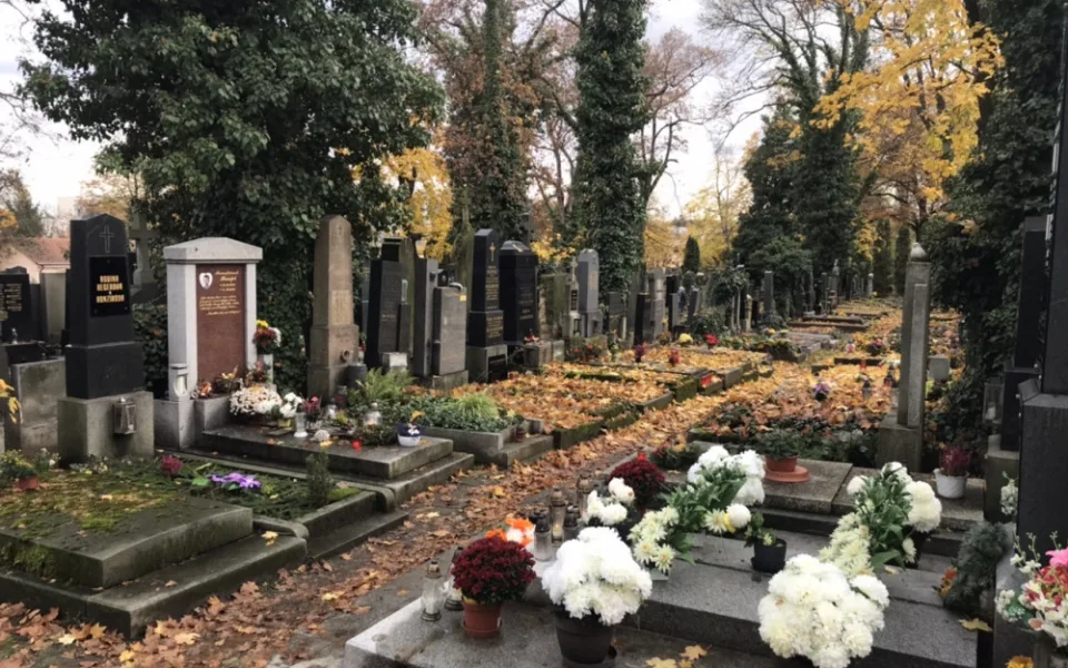 Chystáte se o Dušičkách na hřbitov? Ty pražské budou o víkendu otevřené do 18 hodin, v pondělí a v úterý o hodinu déle
