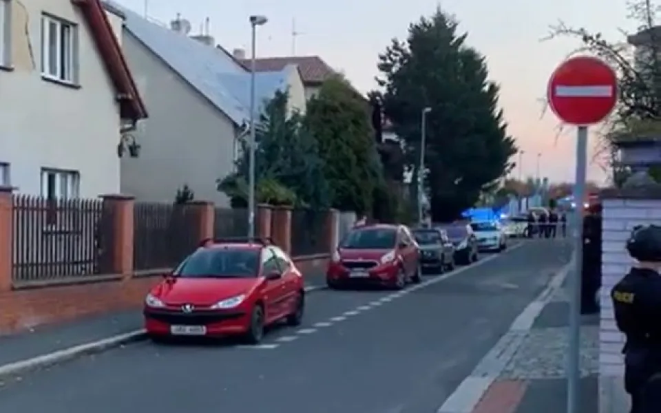 Střelba v Praze. Jeden člověk zemřel, střelec je zabarikádovaný v domě