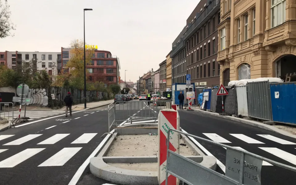 Koněvka je otevřena ve směru do centra. Na silnici jsou nové cyklopruhy