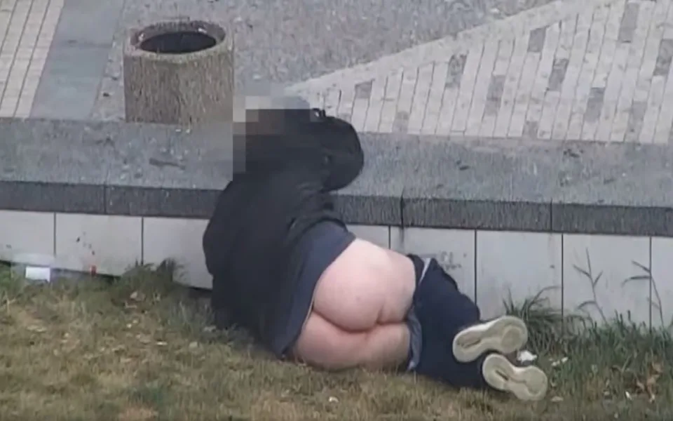 Muž s odhalenou zadnicí nadával kolemjdoucím a strážníka udeřil pěstí. Skončil na záchytce