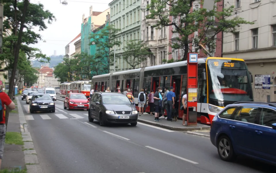 Řidič, který autem srazil mladého muže a z místa ujel, se přihlásil na policii