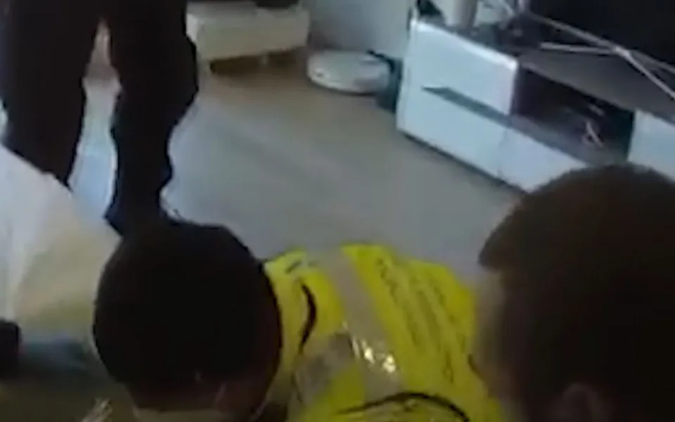Mladá žena zkolabovala doma. Život jí zachránili policisté, kteří na místo přivezli defibrilátor