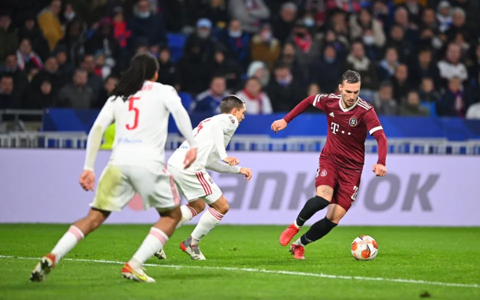 Sparta prohrála na hřišti Lyonu 0:3. V tabulce zůstává druhá