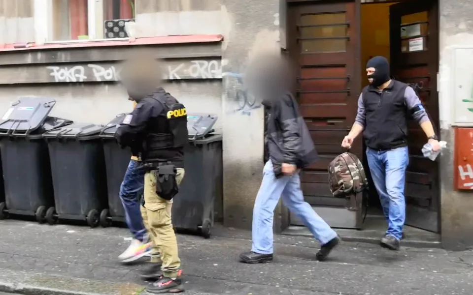 Recidivista skončil v poutech pár hodin po loupeži. Na obsluhu čerpací stanice vytáhl nůž