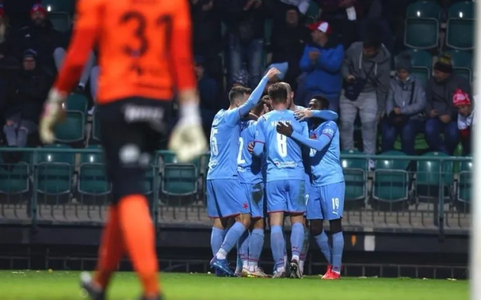 Slavia v Ďolíčku rozdrtila Pardubice 5:0. Všechny góly dala ve druhém poločase a vede ligu