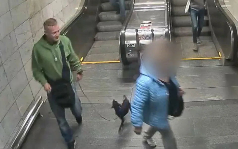 Zloději ukradli spícímu muži v metru psa. Ten byl o několik dní nalezen v zuboženém stavu