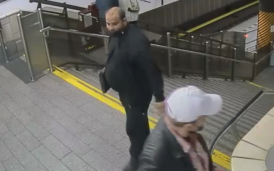 Loupežné přepadení v pražském metru. Cestující přišel o hotovost, kterou měl v kapse.