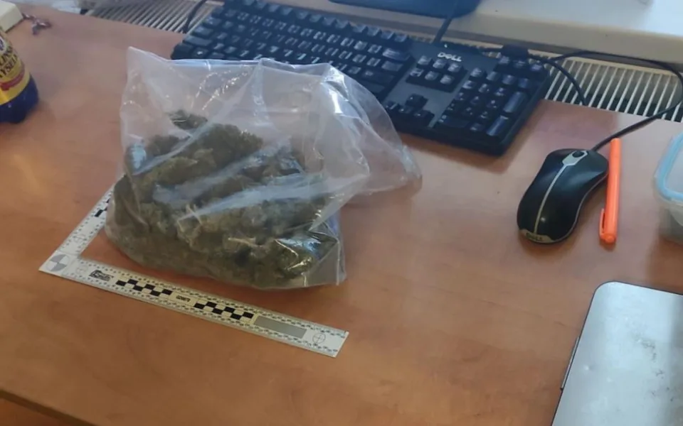 Policisté našli u muže v autě dvě stě gramů marihuany. Hrozí mu dva roky ve vězení