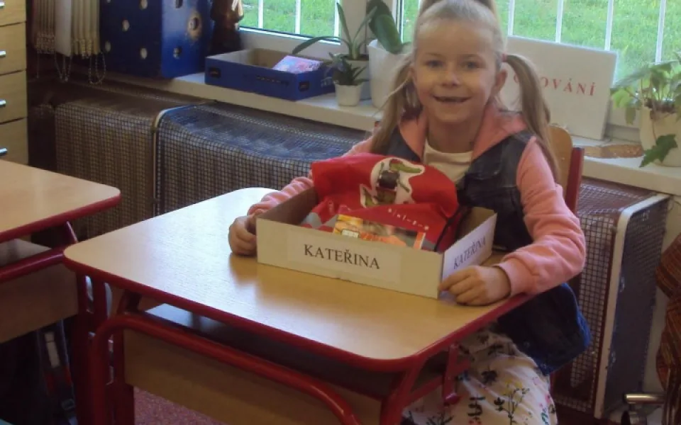 Neslyšící dívka s poruchou autistického spektra se bez asistence nedostane do školy. Pomoci můžete i vy