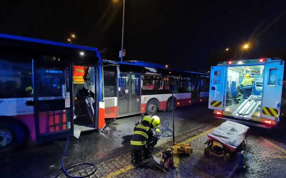 Noční nehoda dvou autobusů. Řidiče museli hasiči vyprošťovat.