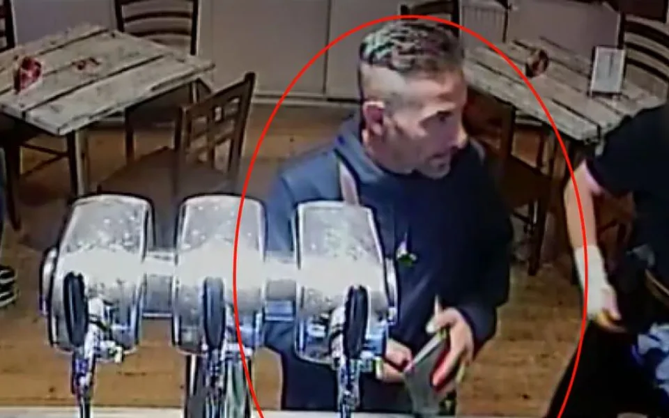 Dva muži, kteří se neznali, spolu vyrazili na pivo. Jeden druhého zbil a okradl na toaletě