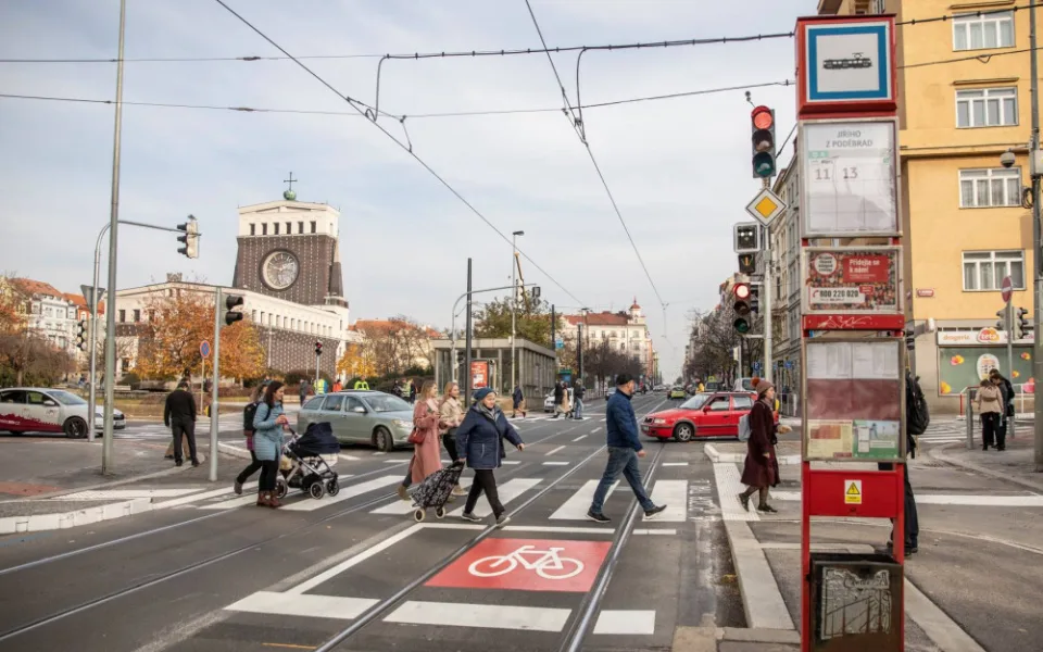 Konec přebíhání silnice a kolejí. Na náměstí Jiřího z Poděbrad jsou nové přechody