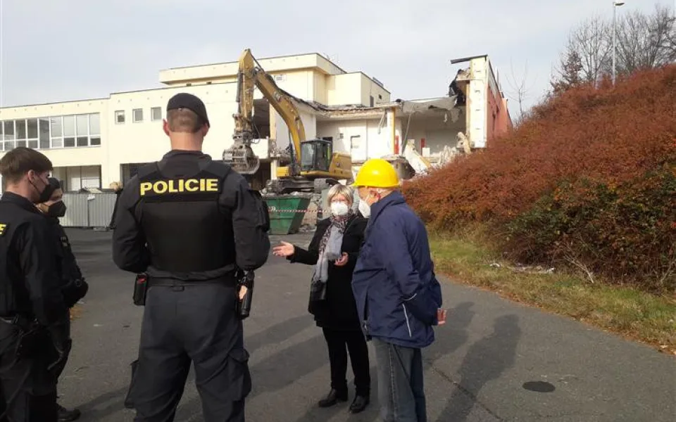 Spor na Praze 12. Vedení městské části vyzvalo k zastavení demolice nákupního střediska.