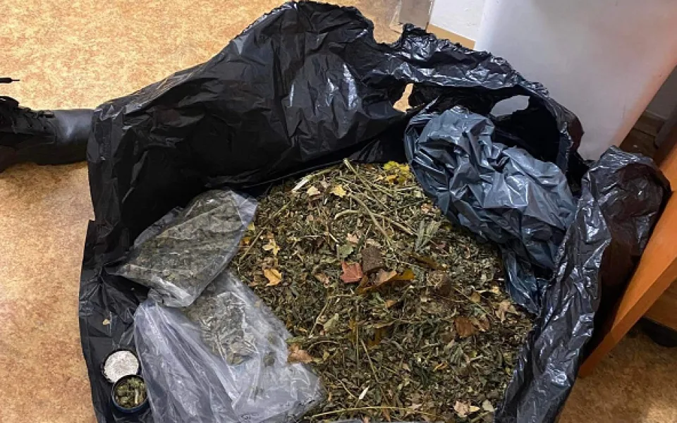 Slušný úlovek. Policisté zadrželi muže a kilem a půl marihuany