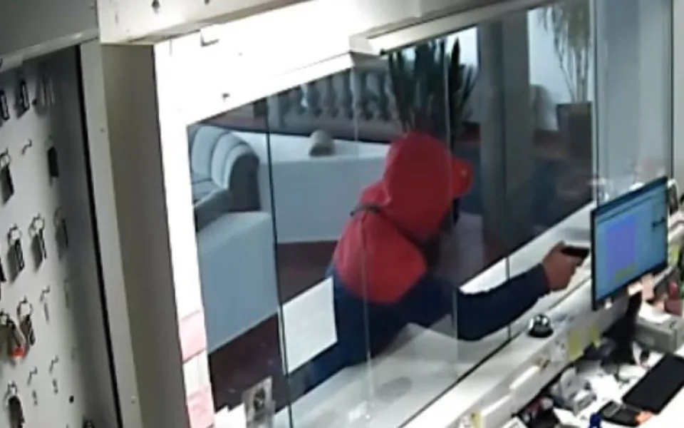 Muž přepadl hotel se zbraní v ruce. Policie ho dopadla díky genetickým stopám, hrozí mu třináct let