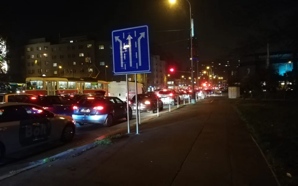 Žižkov prožívá dopravní peklo. Stojí auta, autobusy i tramvaje