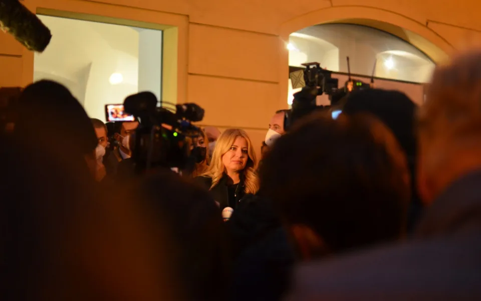 Zuzana Čaputová položila květiny na Národní třídě. Od přihlížejících sklidila potlesk