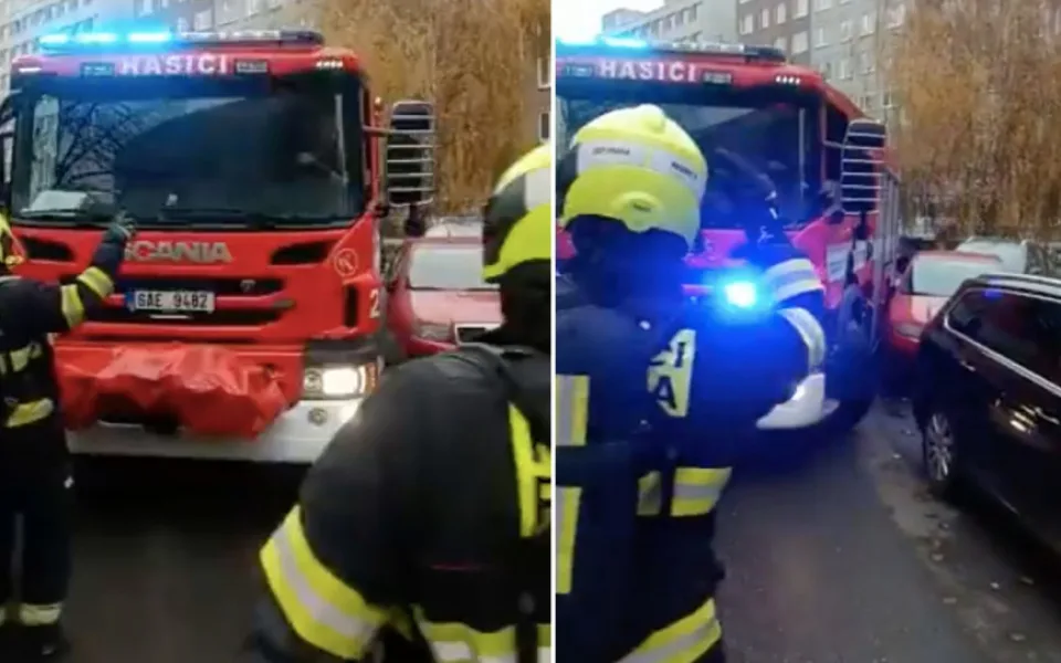Hasiči se nemohli dostat k hlášenému požáru. Průjezd blokovala parkující auta